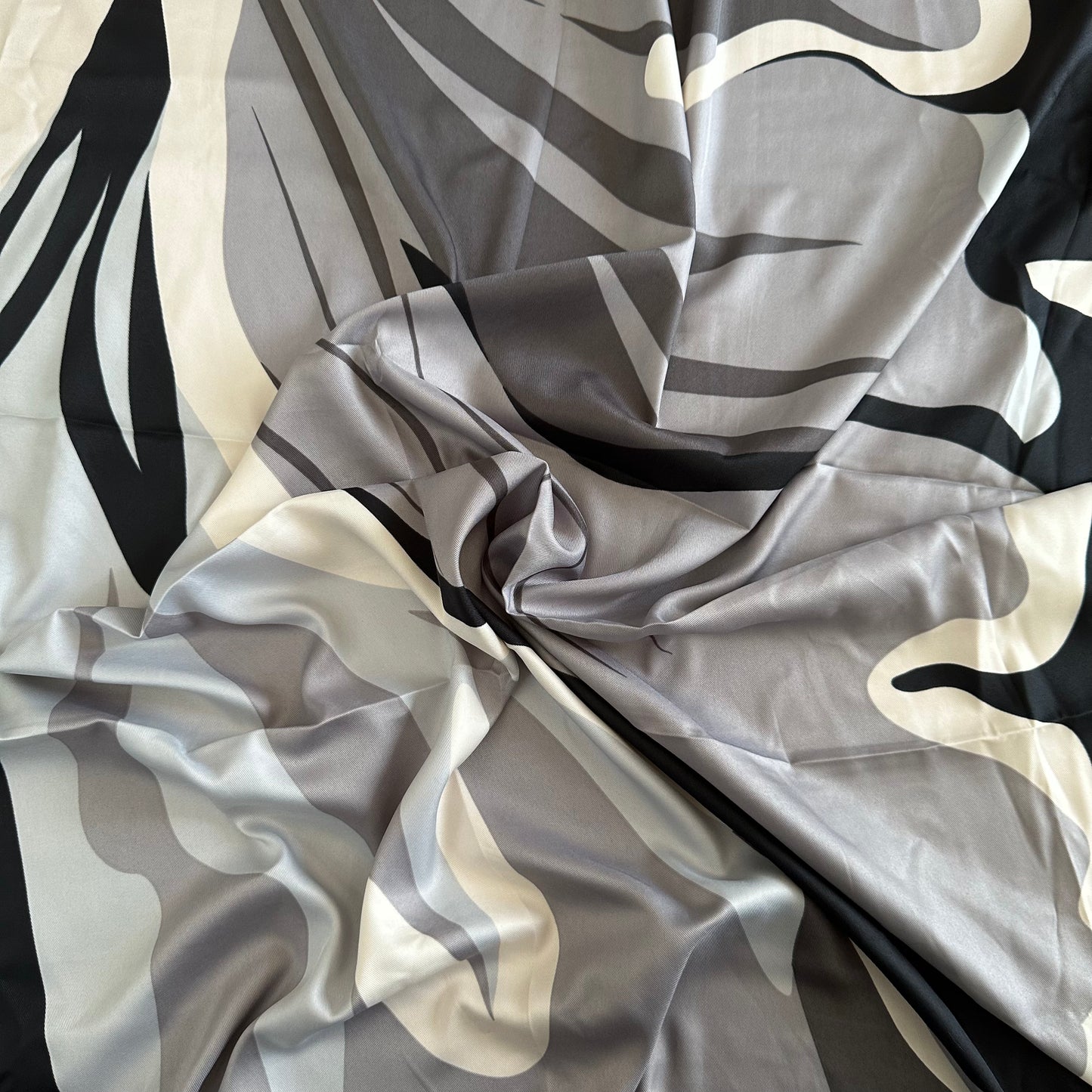 Silk square SYNA Gray